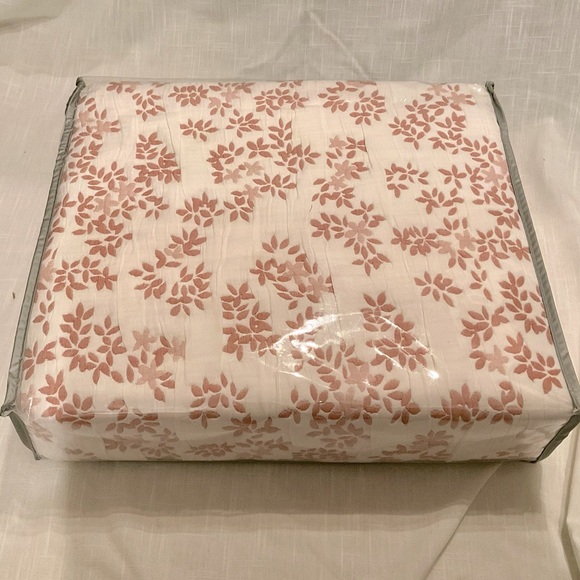 Pink Floral Twin Size Jacquard Embroidered Coverlet Bedspread and Sham Set - Picture 3 of 8